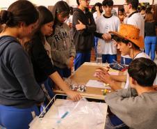 Estudantes participando das mostras de Conhecimento e da Educação Profissional
