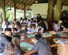 Estudantes participando das mostras de Conhecimento e da Educação Profissional