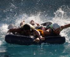 Estudantes em gincana desportiva e cultural