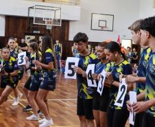 Estudantes em gincana desportiva e cultural