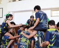 Estudantes em gincana desportiva e cultural