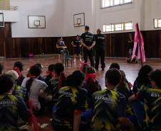 Estudantes em gincana desportiva e cultural