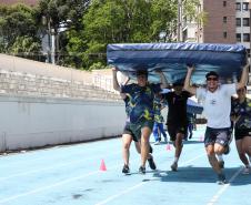 Estudantes em gincana desportiva e cultural