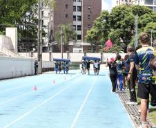 Estudantes em gincana desportiva e cultural