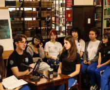 Estudantes realizam podcast