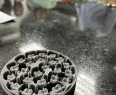 Estudantes em visita técnica a empresa de prótese dentária