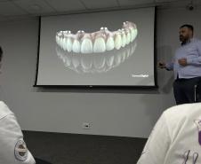 Estudantes em visita técnica a empresa de prótese dentária