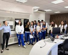 Estudantes em visita técnica a empresa de prótese dentária