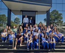 Estudantes em visita técnica a empresa de prótese dentária