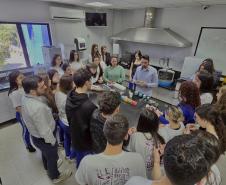 Estudantes em visita técnica a empresa de prótese dentária