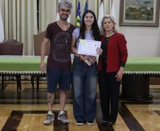 Entrega dos livros do Sedução Poética 2025