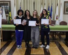 Entrega dos livros do Sedução Poética 2025