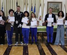 Entrega dos livros do Sedução Poética 2025