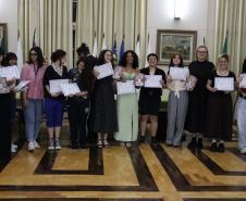 Entrega dos livros do Sedução Poética 2025