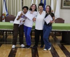 Entrega dos livros do Sedução Poética 2025