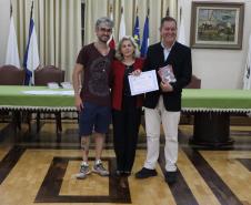 Entrega dos livros do Sedução Poética 2025