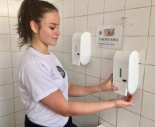 Aluna Beatriz Rodrigues (3° Ano). Estudantes, professores e funcionários do Colégio Estadual do Paraná (CEP), em todas as unidades de atendimento, contam com o álcool em gel disponibilizado em compartimentos nos banheiros, corredores, salas administrativas e nos espaços reservados próximos ao servimento da merenda.