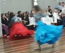 No sábado (11), as meninas da Ginástica Rítmica do Colégio Estadual do Paraná (CEP) deram um show durante o Jantar dos Dias das Mães, promovido no Clube dos Subtenentes e Tenentes de Curitiba, no Centro Cívico.