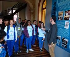 Os alunos e alunas do Colégio Estadual do Paraná (CEP) que vão participar do projeto de construção da 2a edição da Revista do CEP em Quadrinhos participaram, na última terça-feira (14), de uma aula expositiva na Gibiteca de Curitiba, parceira no projeto.