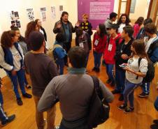 Os alunos e alunas do Colégio Estadual do Paraná (CEP) que vão participar do projeto de construção da 2a edição da Revista do CEP em Quadrinhos participaram, na última terça-feira (14), de uma aula expositiva na Gibiteca de Curitiba, parceira no projeto.
