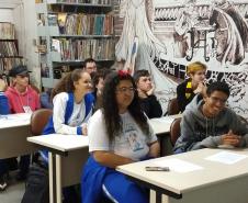 Os alunos e alunas do Colégio Estadual do Paraná (CEP) que vão participar do projeto de construção da 2a edição da Revista do CEP em Quadrinhos participaram, na última terça-feira (14), de uma aula expositiva na Gibiteca de Curitiba, parceira no projeto.