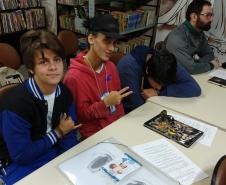 Os alunos e alunas do Colégio Estadual do Paraná (CEP) que vão participar do projeto de construção da 2a edição da Revista do CEP em Quadrinhos participaram, na última terça-feira (14), de uma aula expositiva na Gibiteca de Curitiba, parceira no projeto.