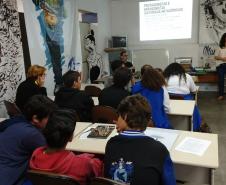 Os alunos e alunas do Colégio Estadual do Paraná (CEP) que vão participar do projeto de construção da 2a edição da Revista do CEP em Quadrinhos participaram, na última terça-feira (14), de uma aula expositiva na Gibiteca de Curitiba, parceira no projeto.