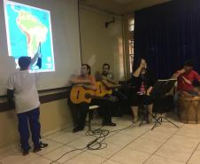 Os estudantes do Colégio Estadual do Paraná (CEP) participaram, na segunda-feira (20), de uma atividade intercultural que contou com a participação da cantora e folclorista argentina Karina Valdez, acompanhada por músicos também argentinos.