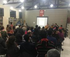 Os estudantes do Colégio Estadual do Paraná (CEP) participaram, na segunda-feira (20), de uma atividade intercultural que contou com a participação da cantora e folclorista argentina Karina Valdez, acompanhada por músicos também argentinos.