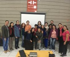 Os estudantes do Colégio Estadual do Paraná (CEP) participaram, na segunda-feira (20), de uma atividade intercultural que contou com a participação da cantora e folclorista argentina Karina Valdez, acompanhada por músicos também argentinos
