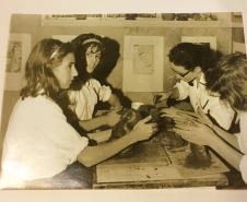 Os estudantes de restauração estão montando um livro que vai resgatar a história da Escolinha de Arte do Colégio Estadual do Paraná (CEP), fundada em e de junho de 1957.