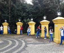 Estudantes foram sensibilizados pela linguagem poética no Bosque Portugal, no Jardim Social, onde desenvolveram atividades de leitura e declamação dos poemas encontrados ao longo da trilha do bosque.