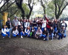 Estudantes foram sensibilizados pela linguagem poética no Bosque Portugal, no Jardim Social, onde desenvolveram atividades de leitura e declamação dos poemas encontrados ao longo da trilha do bosque.