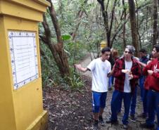 Estudantes foram sensibilizados pela linguagem poética no Bosque Portugal, no Jardim Social, onde desenvolveram atividades de leitura e declamação dos poemas encontrados ao longo da trilha do bosque.