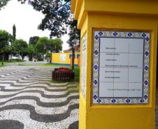 Estudantes foram sensibilizados pela linguagem poética no Bosque Portugal, no Jardim Social, onde desenvolveram atividades de leitura e declamação dos poemas encontrados ao longo da trilha do bosque.