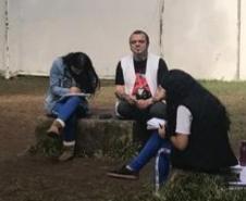 Nessa etapa, os estudantes foram sensibilizados pela linguagem poética no Bosque Portugal, no Jardim Social, onde desenvolveram atividades de leitura e declamação dos poemas encontrados ao longo da trilha do bosque.