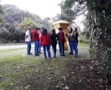Nessa etapa, os estudantes foram sensibilizados pela linguagem poética no Bosque Portugal, no Jardim Social, onde desenvolveram atividades de leitura e declamação dos poemas encontrados ao longo da trilha do bosque.
