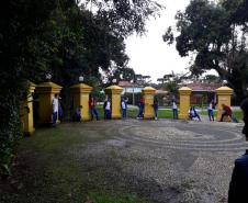 Nessa etapa, os estudantes foram sensibilizados pela linguagem poética no Bosque Portugal, no Jardim Social, onde desenvolveram atividades de leitura e declamação dos poemas encontrados ao longo da trilha do bosque.