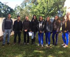 Nesta Semana do Meio Ambiente, um grupo de estudantes se reuniu, nesta terça-feira (2), com técnicos do Departamento Nacional de Infraestrutura Terrestre (DENIT), para avaliar o espaço onde será construída uma horta estudantil no Colégio Estadual Amâncio Moro (CEP-Amâncio), no Jardim Social.