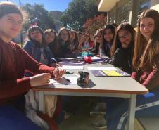 Para aproveitar o sol na manhã desta terça-feira (4), os estudantes no Colégio Amâncio Moro (CEP-Amâncio) se reuniram para atividades fora da sala de aula, em grupos organizados no pátio do Colégio, que fica no Jardim Social. 