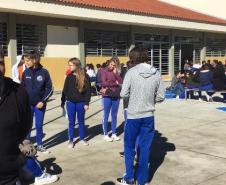 Para aproveitar o sol na manhã desta terça-feira (4), os estudantes no Colégio Amâncio Moro (CEP-Amâncio) se reuniram para atividades fora da sala de aula, em grupos organizados no pátio do Colégio, que fica no Jardim Social. 