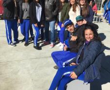Para aproveitar o sol na manhã desta terça-feira (4), os estudantes no Colégio Amâncio Moro (CEP-Amâncio) se reuniram para atividades fora da sala de aula, em grupos organizados no pátio do Colégio, que fica no Jardim Social. 