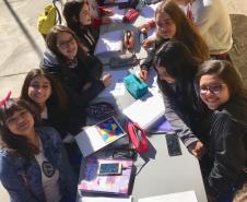 Para aproveitar o sol na manhã desta terça-feira (4), os estudantes no Colégio Amâncio Moro (CEP-Amâncio) se reuniram para atividades fora da sala de aula, em grupos organizados no pátio do Colégio, que fica no Jardim Social. 