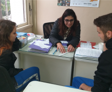 Pais, mães, responsáveis, direção, equipe pedagógica, professores e os próprios estudantes são responsáveis pelo acompanhamento escolar durante o ano letivo. 