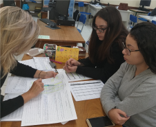 Pais, mães, responsáveis, direção, equipe pedagógica, professores e os próprios estudantes são responsáveis pelo acompanhamento escolar durante o ano letivo. 