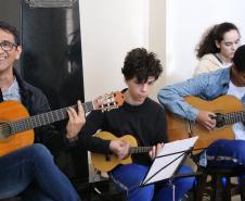 estudantes se reuniram, nesta terça-feira (11), no hall de entrada do prédio histórico do Colégio Estadual do Paraná (CEP-CEP) para cantar, dançar e tocar músicas em homenagem aos 62 anos da Escolinha, fundada em 6 de junho de 1957.
