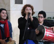 Estudantes se reuniram, nesta terça-feira (11), no hall de entrada do prédio histórico do Colégio Estadual do Paraná (CEP-CEP) para cantar, dançar e tocar músicas em homenagem aos 62 anos da Escolinha, fundada em 6 de junho de 1957.
