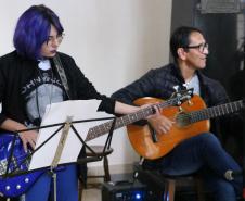 Estudantes se reuniram, nesta terça-feira (11), no hall de entrada do prédio histórico do Colégio Estadual do Paraná (CEP-CEP) para cantar, dançar e tocar músicas em homenagem aos 62 anos da Escolinha, fundada em 6 de junho de 1957.
