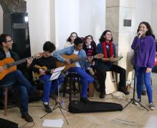 Estudantes se reuniram, nesta terça-feira (11), no hall de entrada do prédio histórico do Colégio Estadual do Paraná (CEP-CEP) para cantar, dançar e tocar músicas em homenagem aos 62 anos da Escolinha, fundada em 6 de junho de 1957.