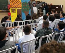 Estudantes formam equipes para participar de ações que aumentam a consciência sobre a necessidade de proteção dos recursos naturais do planeta.